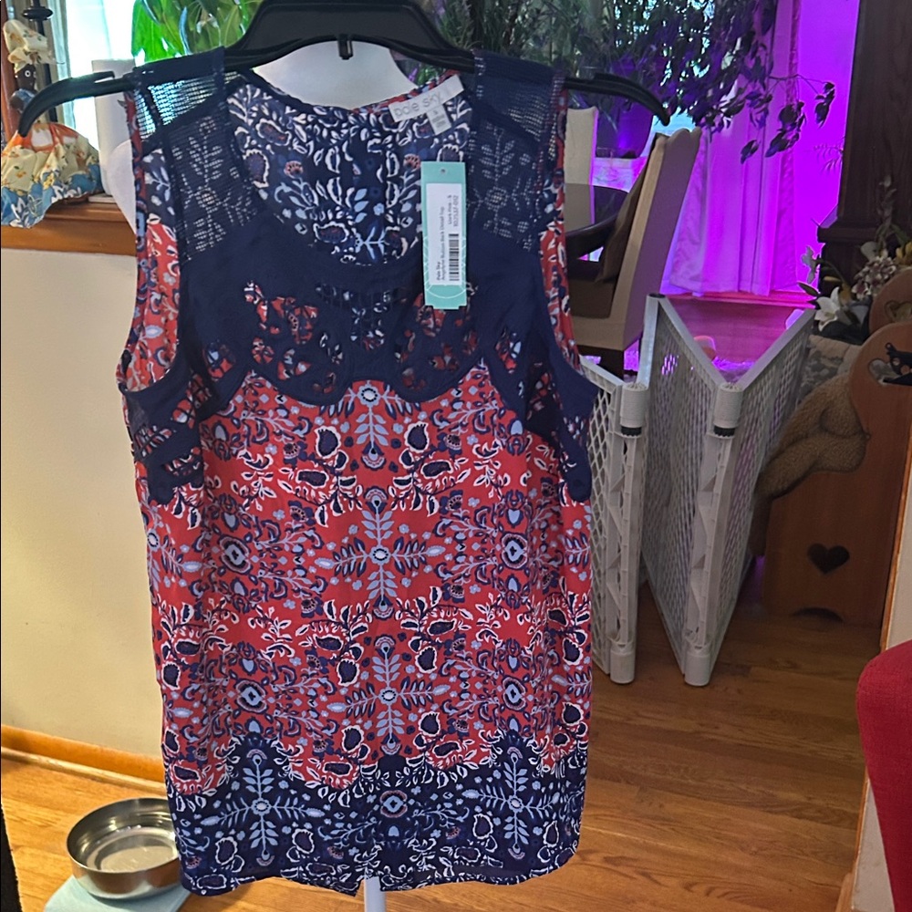 Chic Sleeveless Lace Blouse - Navy and Red